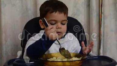 一个半岁的小男孩自己用勺子吃汤